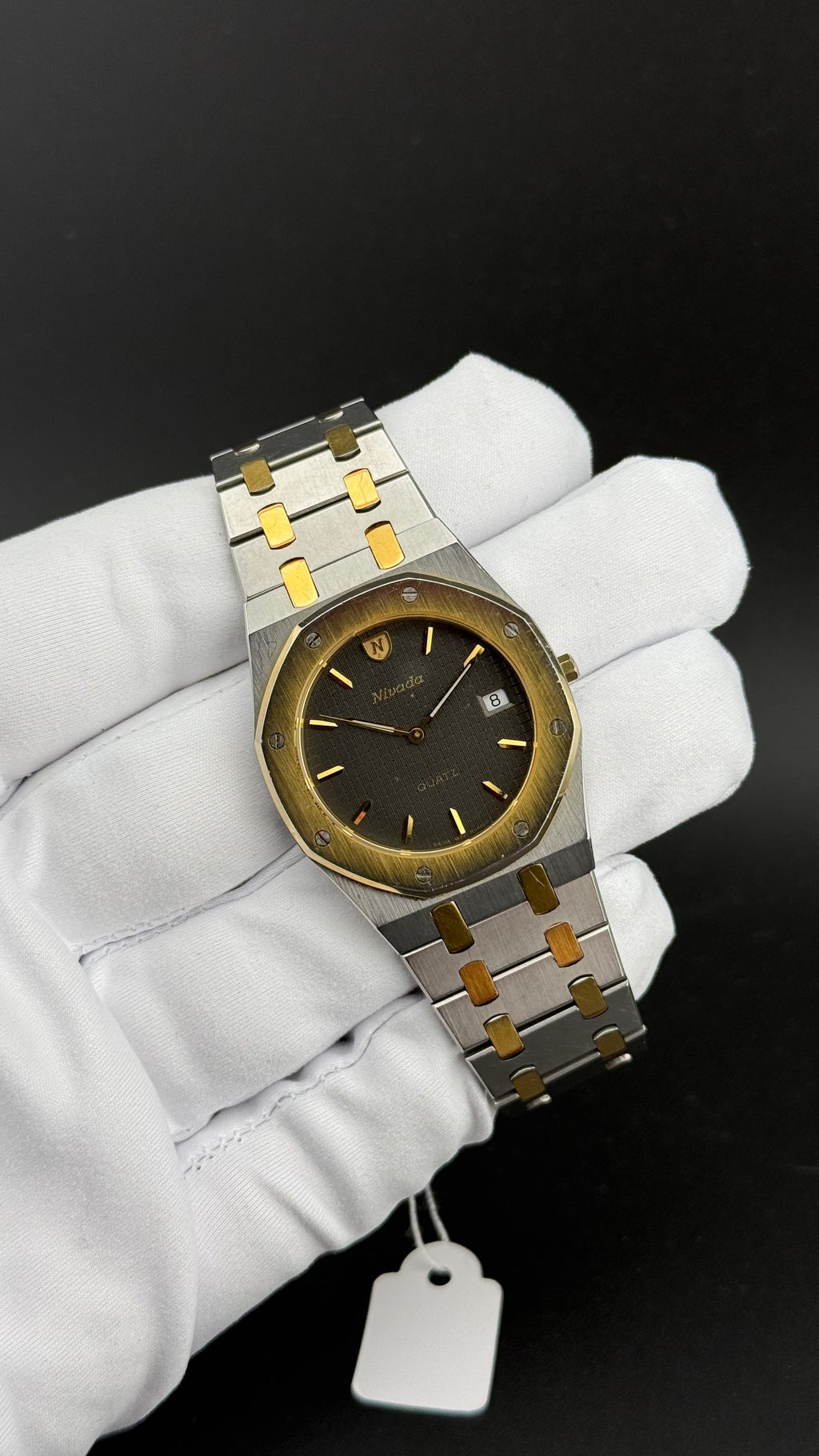Nivada Royal Oak cadran noir gaufré lunette or